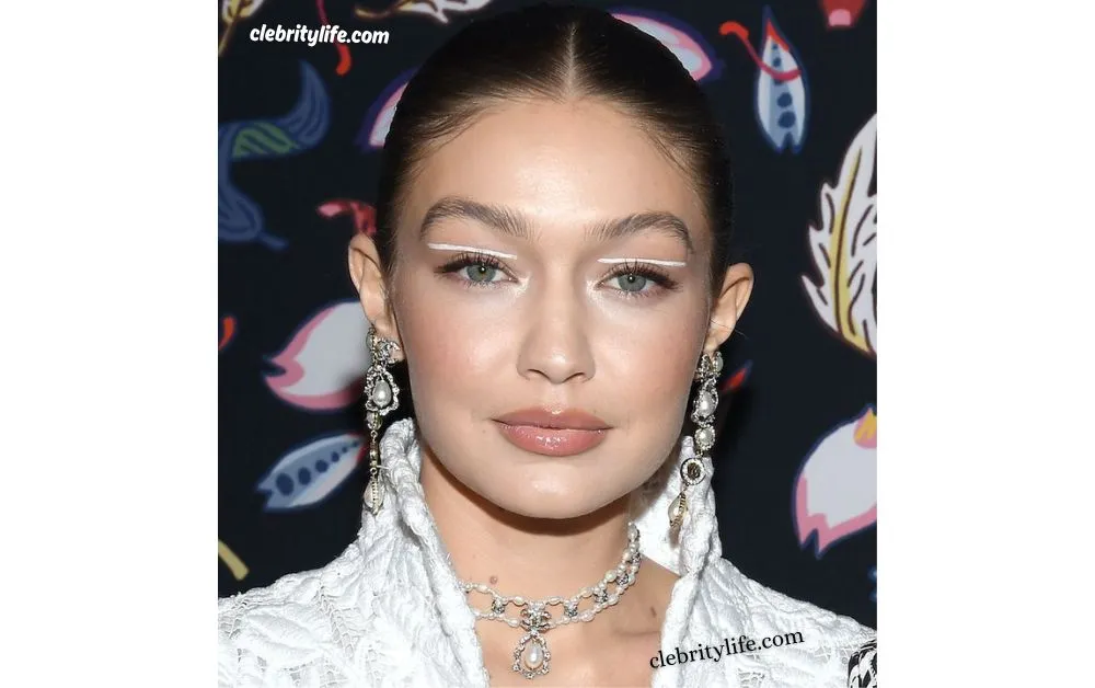 Everyday Makeup: Simple Looks for Effortless Beauty 10 Idea For Everyday Makeup with Bold Lips