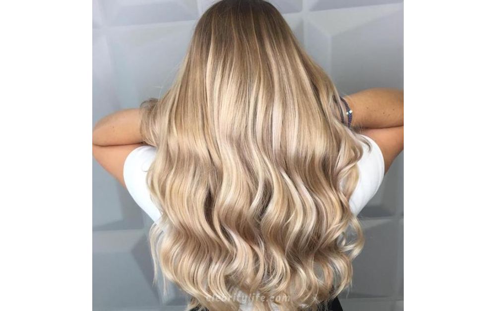 Sandy Blonde Highlights hairstyle look